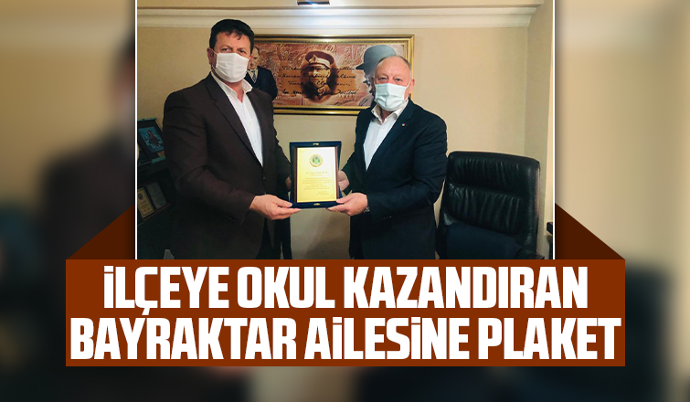 İlçeye okul kazandıran Bayraktar ailesine plaket