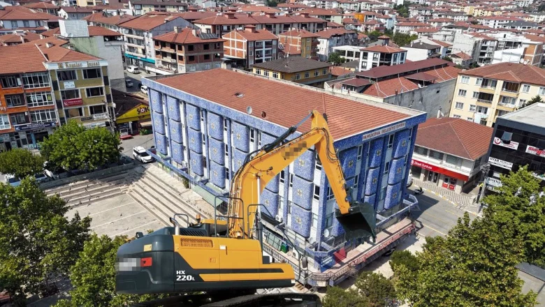 İş hanı yıkılıyor