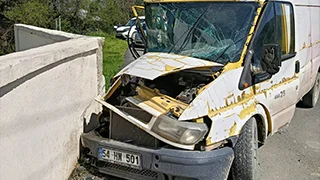 istinat duvarına çarpan aracın sürücü yaralandı