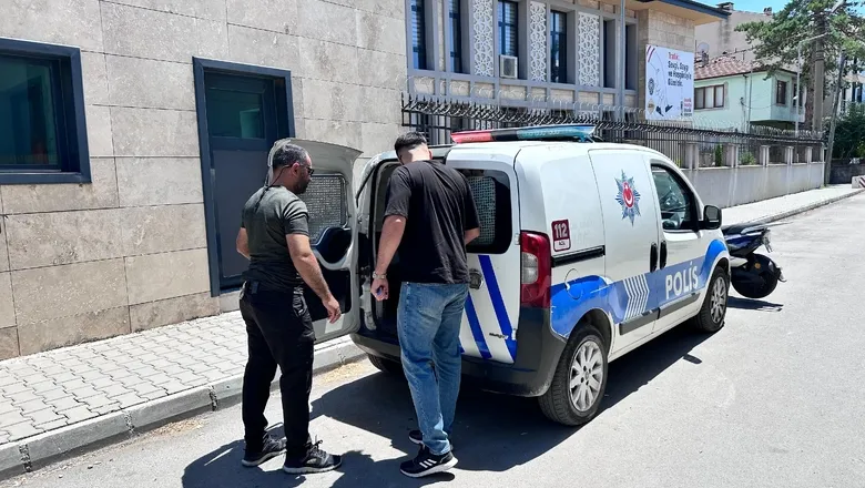 Kaçamadılar! polis, aranan iki hırsızı yakaladı