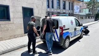 Kaçamadılar! polis, aranan iki hırsızı yakaladı