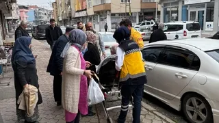 Kaldırımda düşen yaşlı adam yaralandı