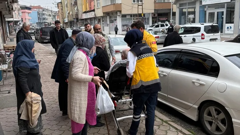 Kaldırımda düşen yaşlı adam yaralandı