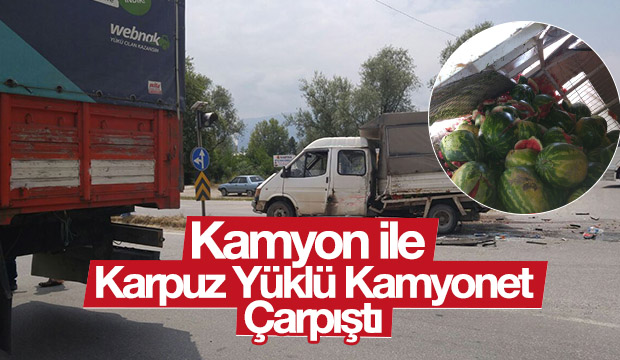 Kamyon ile Karpuz Yüklü Kamyonet Çarpıştı