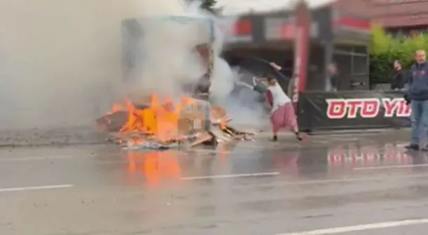 Kamyonet alev alev yandı