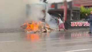 Kamyonet alev alev yandı