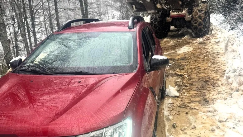 Kar bastırdı; Mahsur kalanlar kurtarıldı