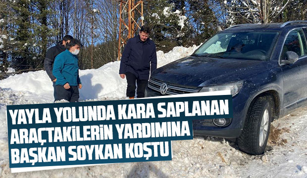 Kara saplanan araçtakilerin yardımına Başkan Soykan koştu