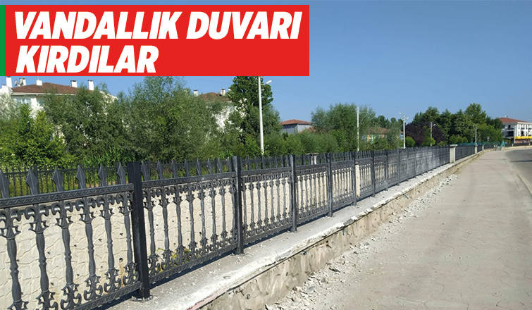 Karacasu Deresi kenarındaki duvarı kırdılar