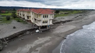 Karadeniz 100 metre içeri girdi, villalar çöktü