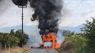 Karapürçek'te işçi servisi yandı