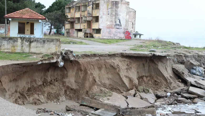 Karasu'da dalgalar sahili yutuyor