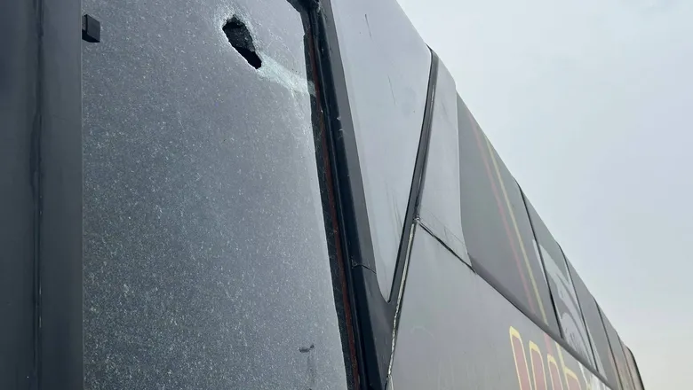 Karasuspor otobüsüne taşlı saldırı