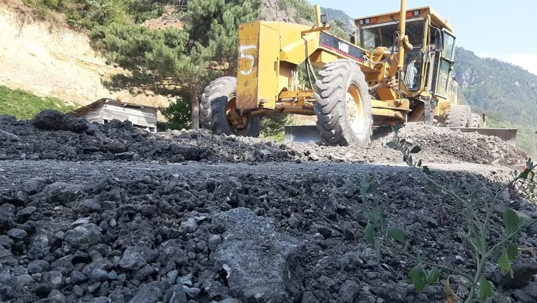 Karayolları ekiplerinin sıcak havada zorlu mesaisi