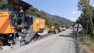 Karayolları ekiplerinin sıcak havada zorlu mesaisi