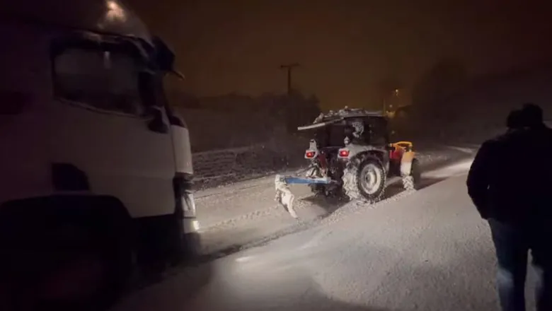 Karda kalan tırlar traktörler ile çekildi