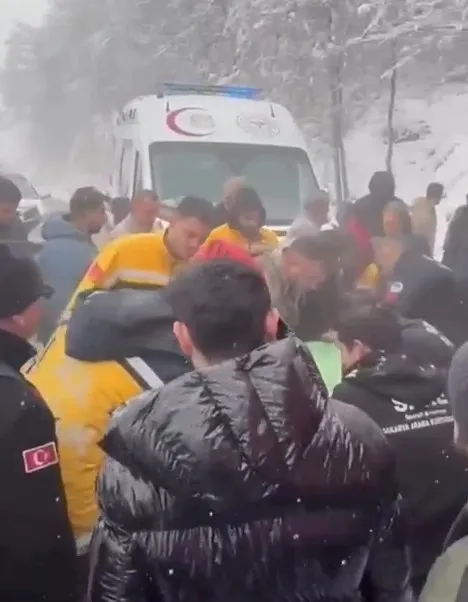 Karda kayan otomobil taklalar attı: 3 yaralı