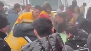 Karda kayan otomobil taklalar attı: 3 yaralı