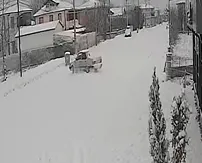 Karda kayıp kaza yaptı; İşte o anlar