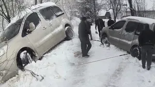 Karda kaza yapan araç için seferber oldular