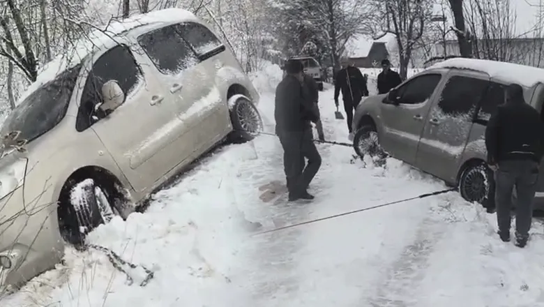 Karda kaza yapan araç için seferber oldular
