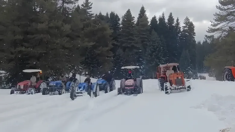 Karla kaplı yaylada traktörler ile off road yaptılar