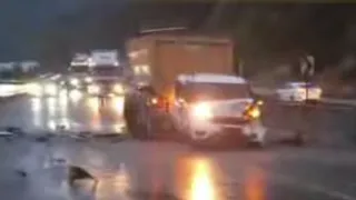 Karşı yöne geçen tır zincirleme kazaya neden oldu
