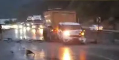 Karşı yöne geçen tır zincirleme kazaya neden oldu