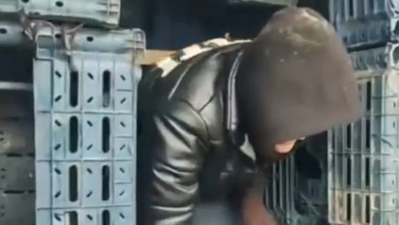 Kasalar arasından 14 kaçak Afgan çıktı