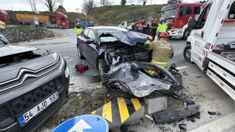 Kavşakta feci kaza; Sürücüler araçlarda sıkıştı