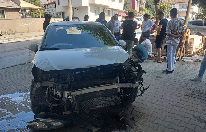 Kaza yapan araçlar kaldırıma savruldu: 1 yaralı