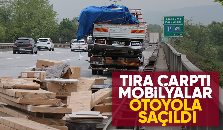 Kaza yapan kamyonetteki mobilyalar otoyola saçıldı