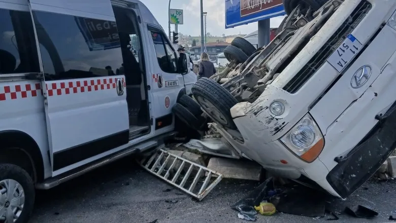 Kırmızı ışık ihlali kaza ile sonuçlandı: 9 yaralı