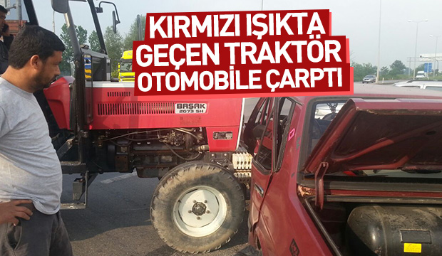 Kırmızı Işıkta Geçen Traktör Otomobile Çarptı