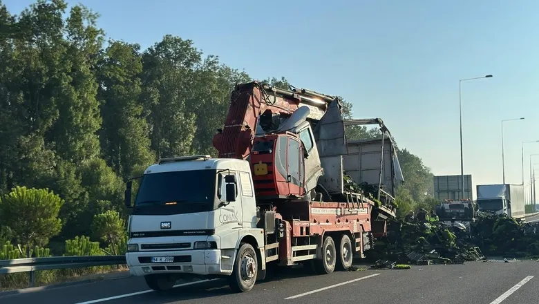 KMO'da feci kaza; Marul yüklü kamyon devrildi