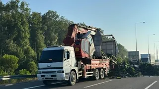 KMO'da feci kaza; Marul yüklü kamyon devrildi