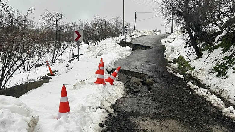Kocaali'de iki mahalleyi birbirine bağlayan yolda heyelan