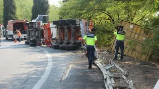Kocaeli’den geliyordu! Akyazı gişelerinde devrildi