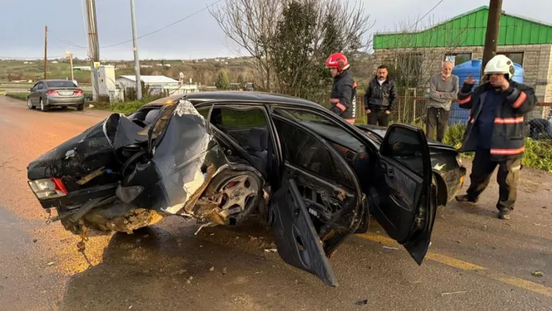 Köpeğe çarpmamak için direksiyonu kırdı, araç duvara çarptı