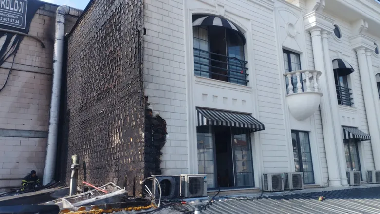 Korku dolu anlar; İş yerindeki yangın binayı sardı
