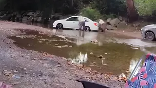 Koruma altındaki derede araç yıkadılar