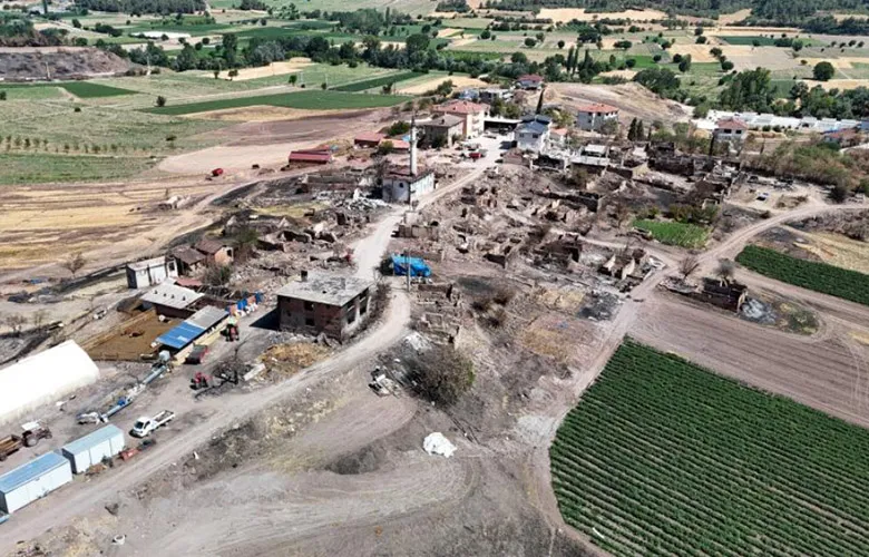 Kül olan köyde camiye hiçbir şey olmadı