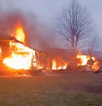 Kümes ve ev alevler içinde kaldı