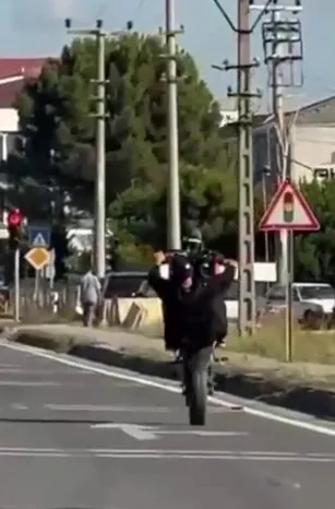 Kural tanımaz motosikletlinin ehliyetine el kondu
