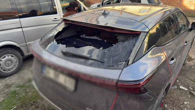 Kuvvetli Rüzgar Lüks Cipin Camını Paramparça Etti