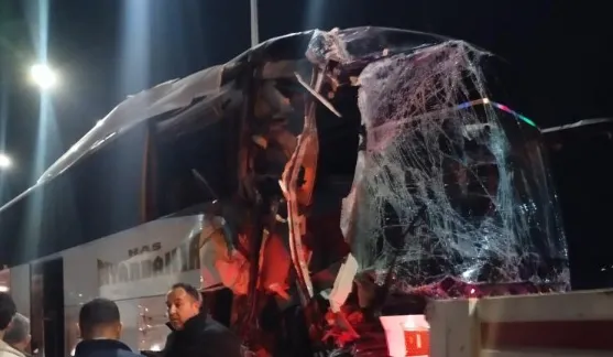 Kuzey Marmara Otoyolu'nda otobüs tıra çarptı: 10 yaralı