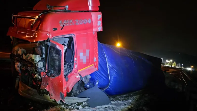 Lastiği patlayan tır kaza yaptı