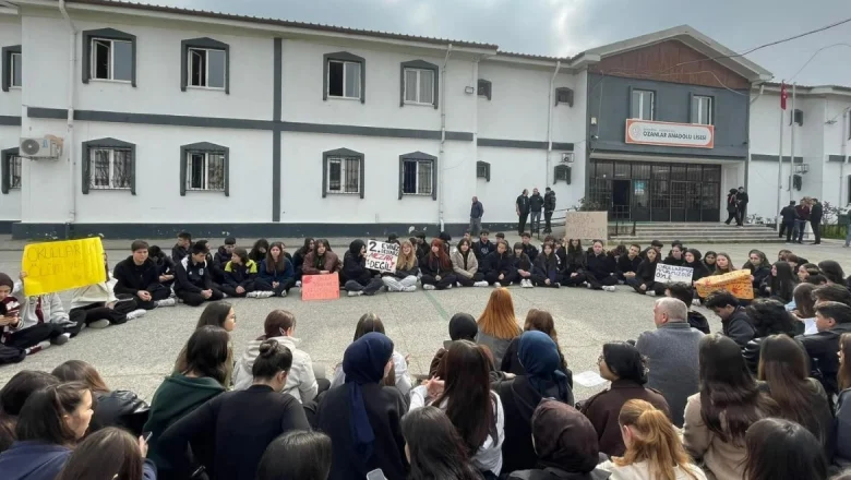 Lise öğrencileri saldırıları protesto etti