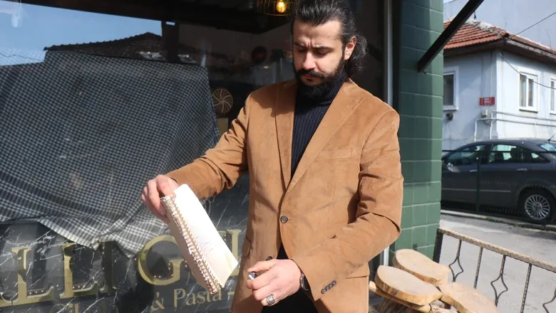 Mahallelinin bakkal borcunu ödedi