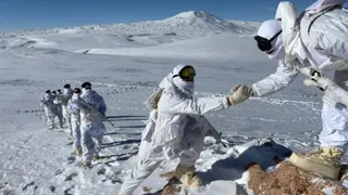 Mehmetçik kar altında hudut güvenliği için görevde